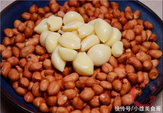 水汽|花生米加一把大蒜，比水煮简单，比油炸健康，一口下去嘎嘣脆