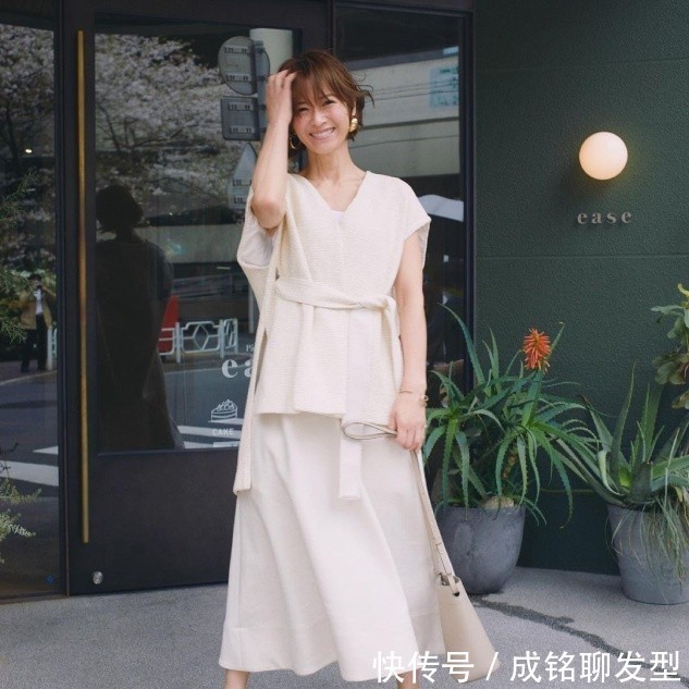 收腰|年过50岁的女人,尽量别穿得太花哨太抢眼,不仅显廉价还掉档次