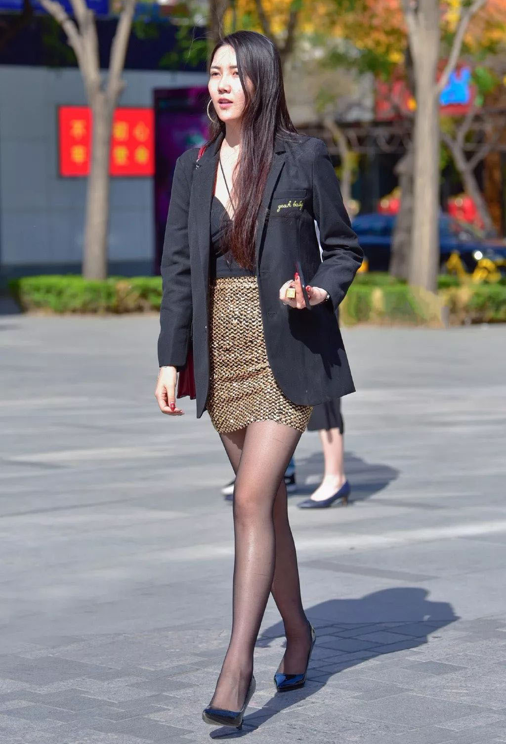 半身裙|气质女孩偏爱小西装搭配, 即便只搭一条高腰半身裙, 也照样有魅力