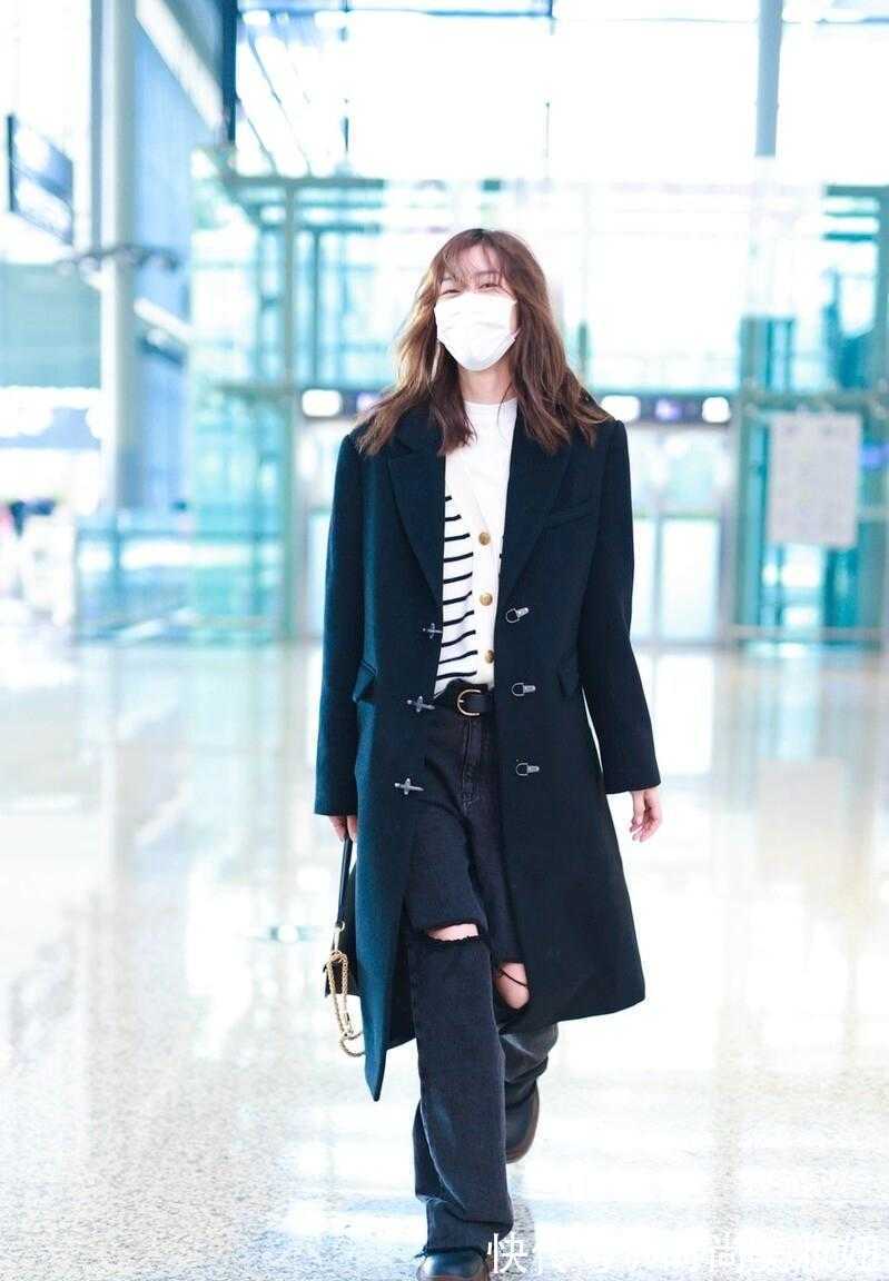 小姐姐 刘雯身材真有优势,穿黑色大衣配直筒裤五五分身,气场也很强大