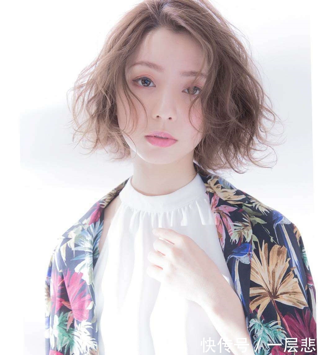 烫发 短发女生想烫发,请问冷烫好还是热烫好?为什么?