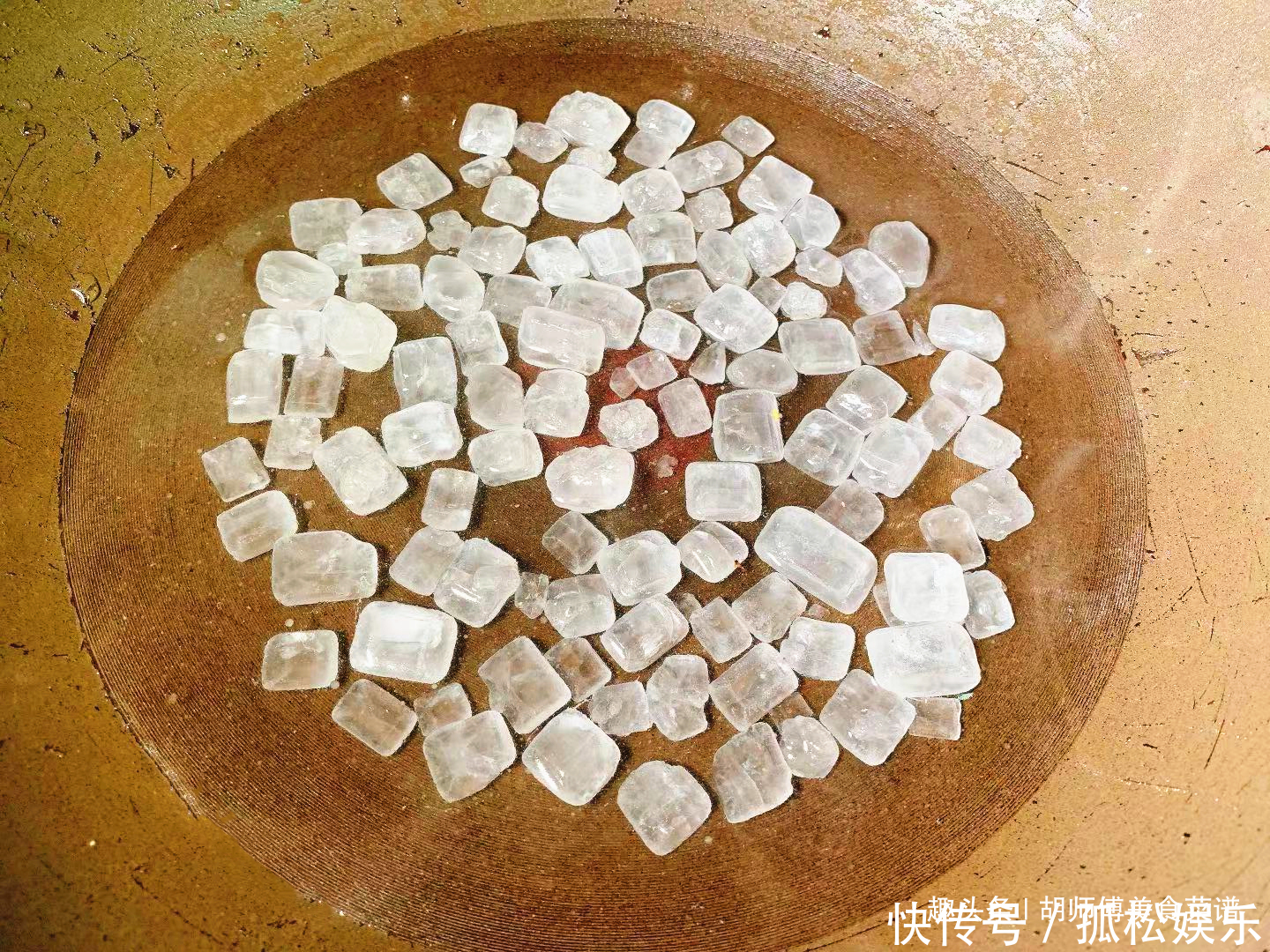 炒糖色时,冰糖直接炒就错了!厨师长教您一绝招,糖色不苦更红亮