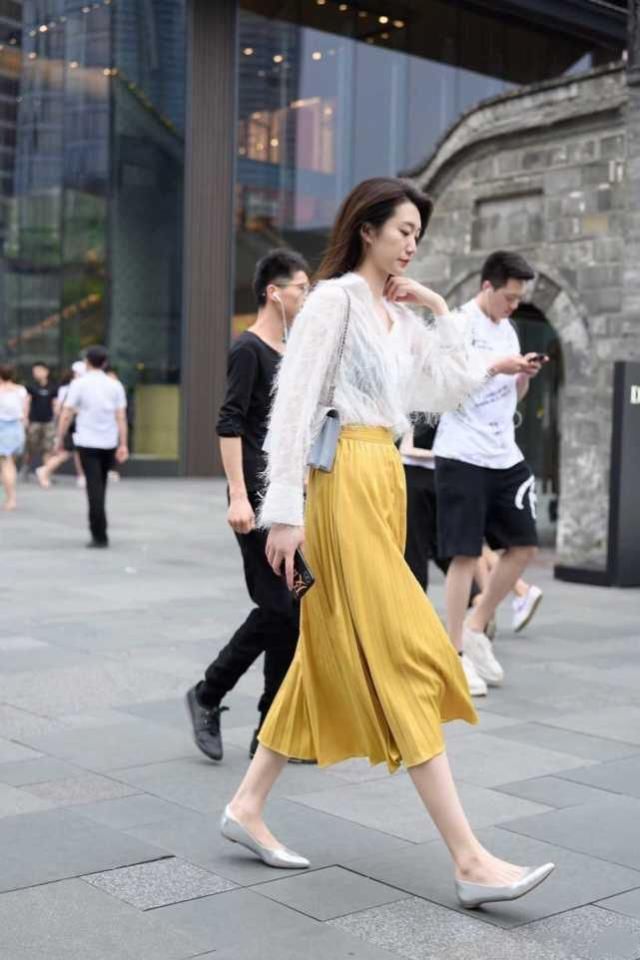 漂亮|漂亮大方的裙子搭配女人味十足，简洁唯美也让你更加的自信