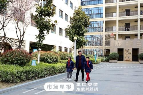 合肥市翡翠学校学生开学典礼上抽中红包礼券和校长共进午餐、漫步校园