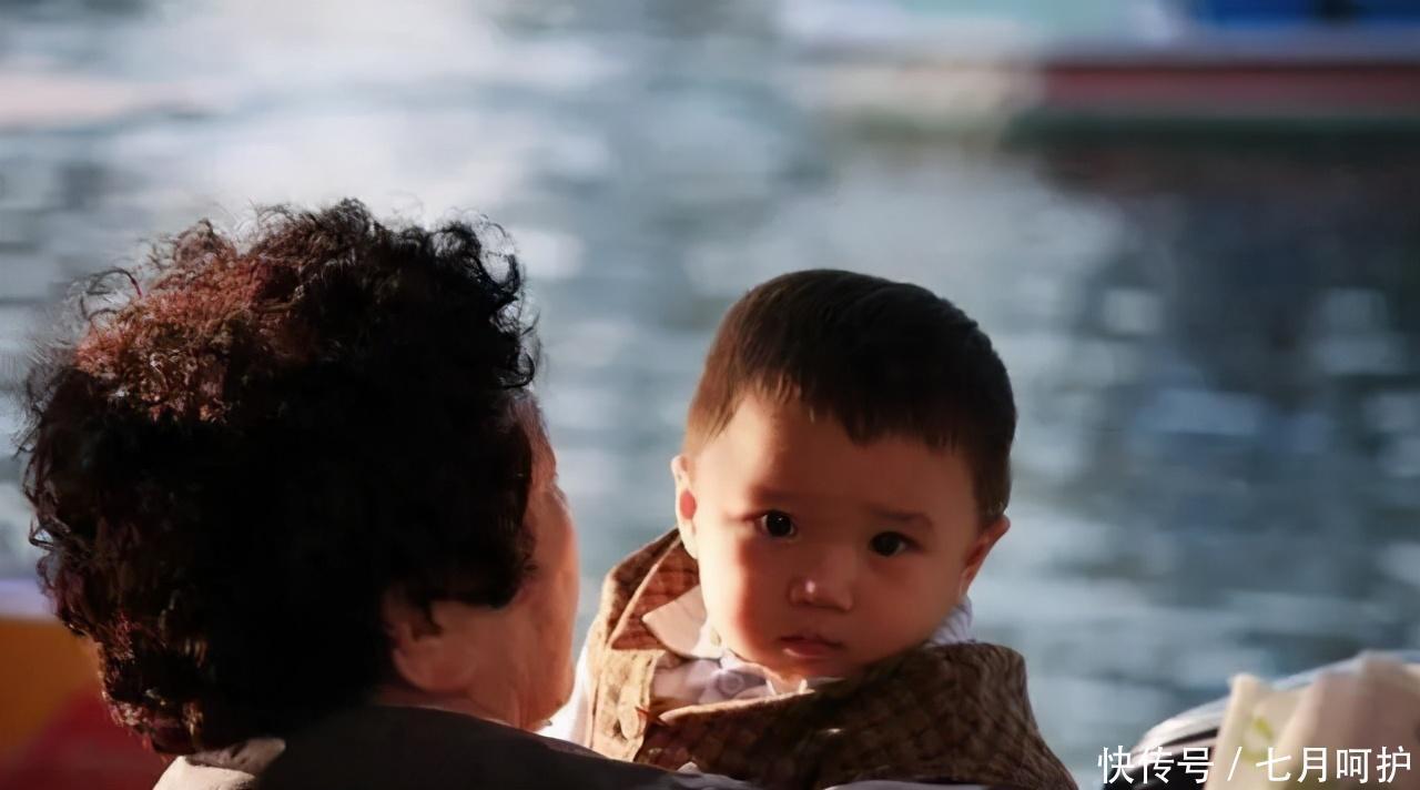 宿舍|大三女生在宿舍产下9斤重男婴,淡定剪脐带,室友:这是二胎了