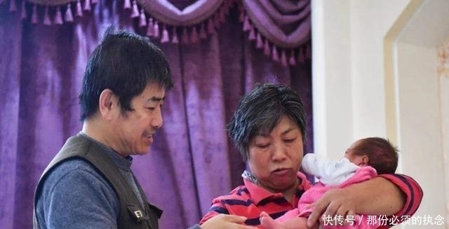 孩子|俩人是同龄发小,一个18岁生娃一个38岁生娃,多年后重逢境遇悬殊