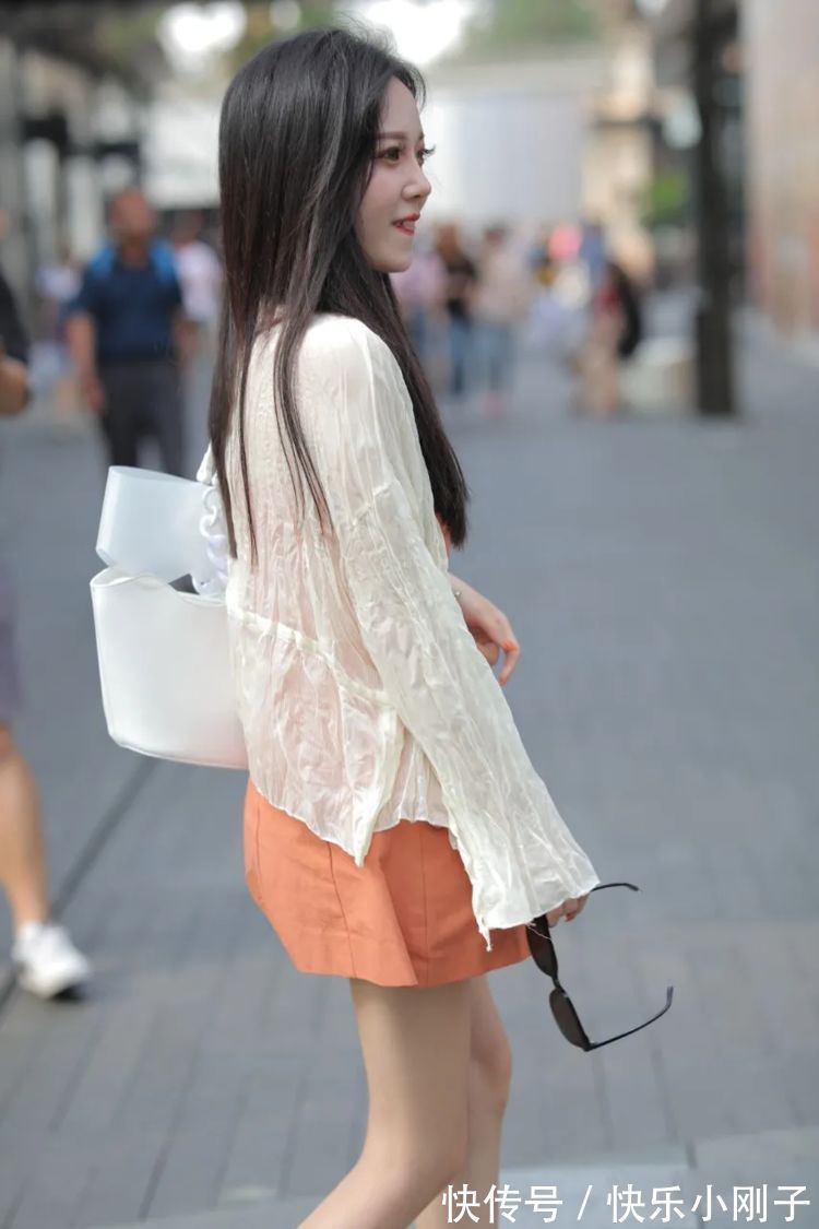 气质 橙色连衣裙搭配高跟鞋,凸显优雅气质,时尚又舒适