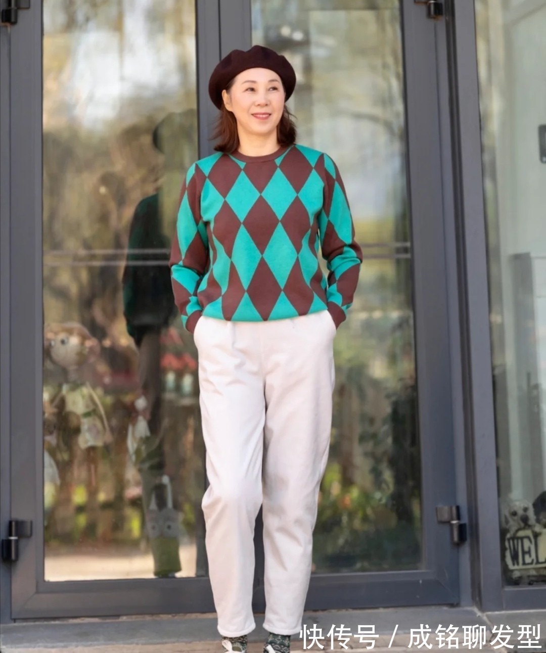 色系 六七十岁的老年人别总穿黑色!试试这四种单品,洋气时尚还显年轻