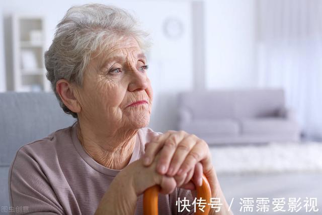 老年痴呆症|老人如何预防老年痴呆？营养师：4类食物要少吃，可能加速衰老