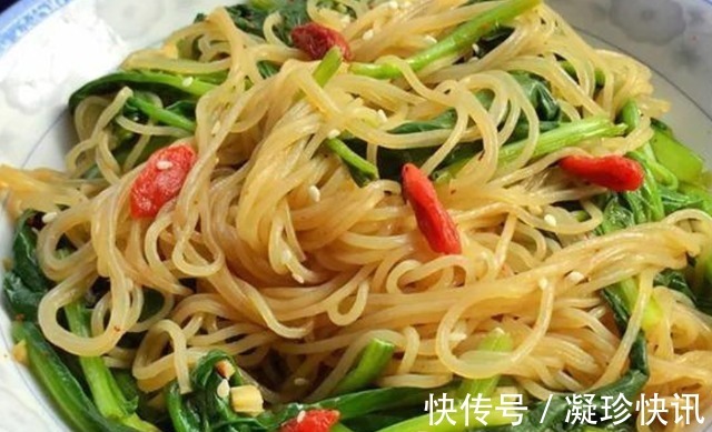 菠菜不煎不炒,焯个水拌一拌,清新爽口解油腻,下酒下饭都不错