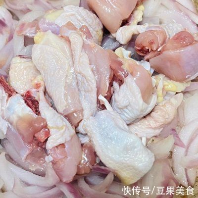 滋味|#不容错过的鲜美滋味#洋葱鸡肉拌面，秒杀葱油拌面