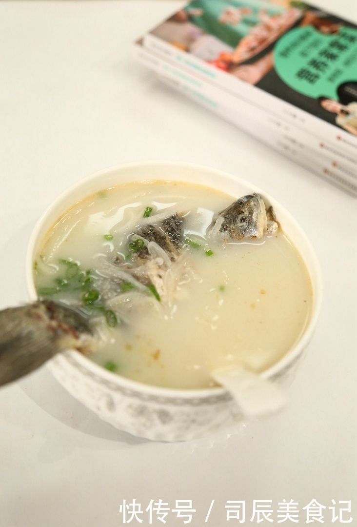 浓白|鲫鱼汤怎么做又浓又白、又鲜又不腥小妙招!十几分钟做浓白鲜汤