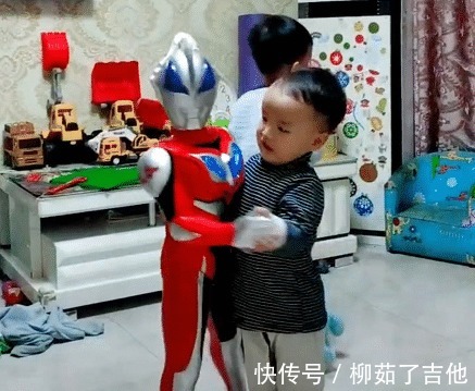 奥特曼|“孩子静悄悄,指定在作妖”,熊孩子和奥特曼上演“二人转”火了