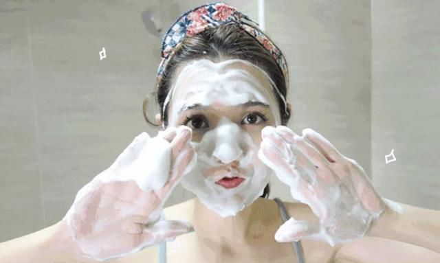 暗沉|很多人洗脸都是刚沾水就用洗面奶,这是错误的,难怪毛孔大还暗沉