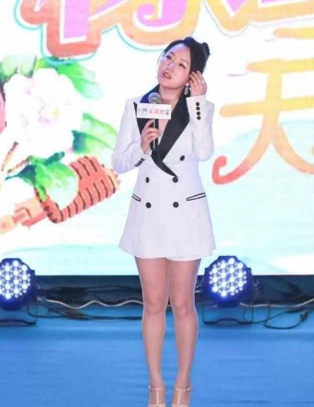 46岁杨钰莹又作妖穿露脐装挤出游泳圈网友吐槽称其太想装嫩