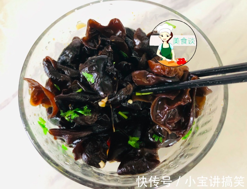 泡木耳别直接加水！大厨教您一招，晃一晃2分钟泡发，又软又干净