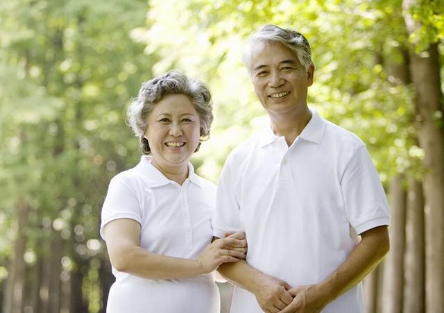 热水泡脚|多走路真的能长寿,建议,若过了50岁,常做3件事或比运动更重要