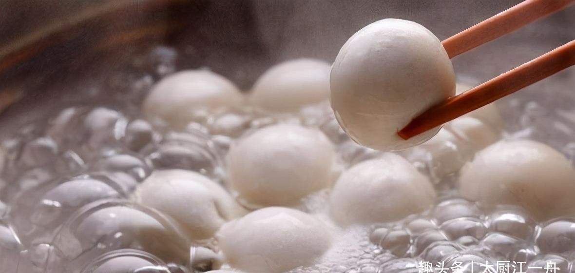 只用清水煮汤圆就错了,教你一招,汤圆煮好后软烂不露馅,真解馋
