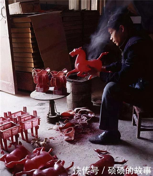 河南老农将“造假”手艺传给全村,800户奔小康,产品远销海外