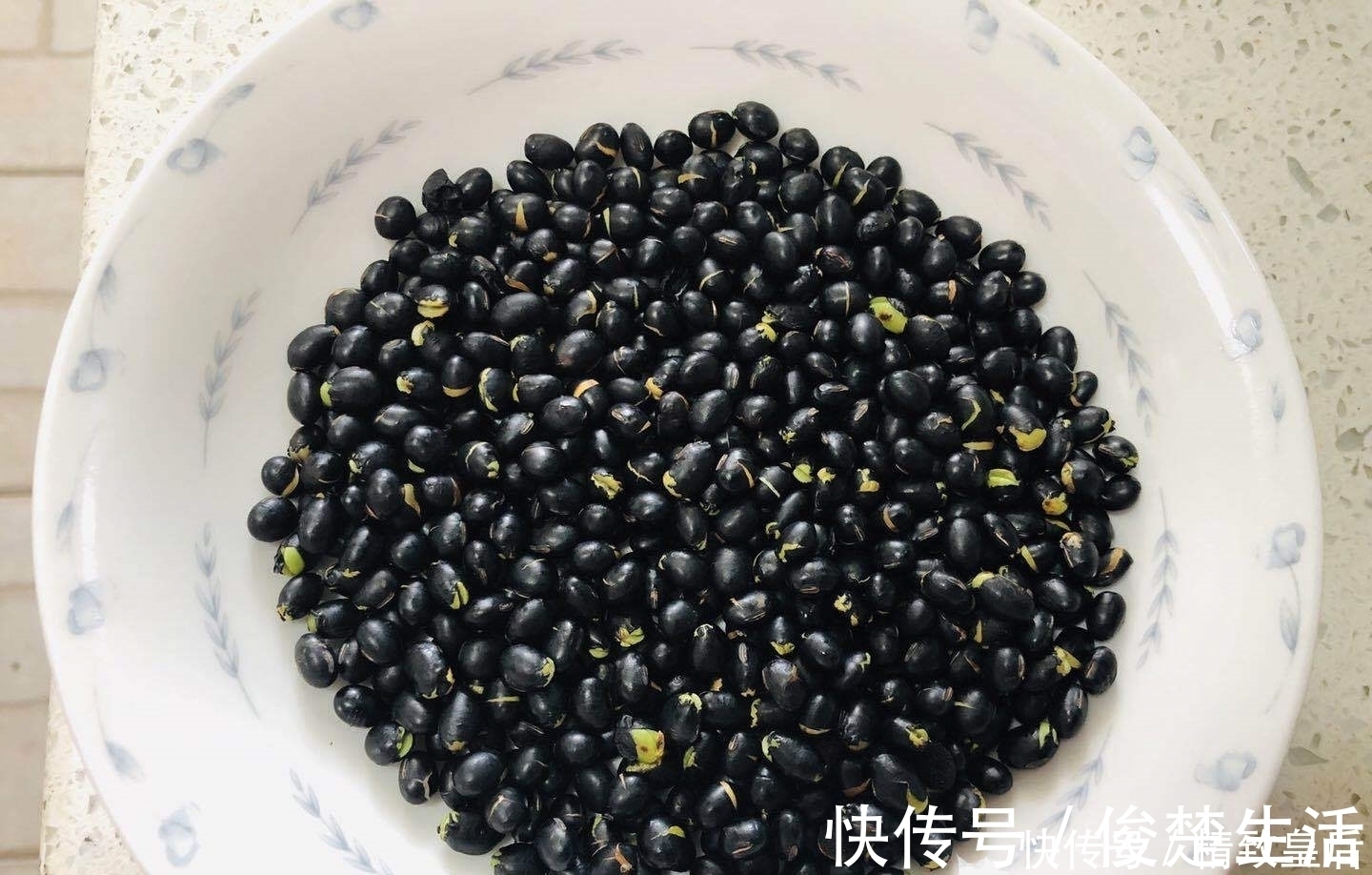 吃法|除了做豆浆和熬粥,黑豆的这种吃法简单还好吃,一天一勺特省事