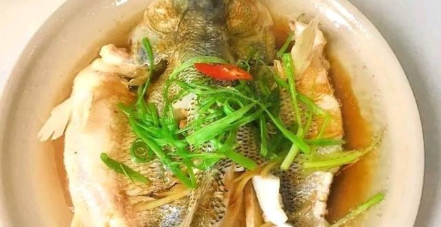 做清蒸鱼是先淋油还是先放酱油放错顺序，鱼腥味重营养还差