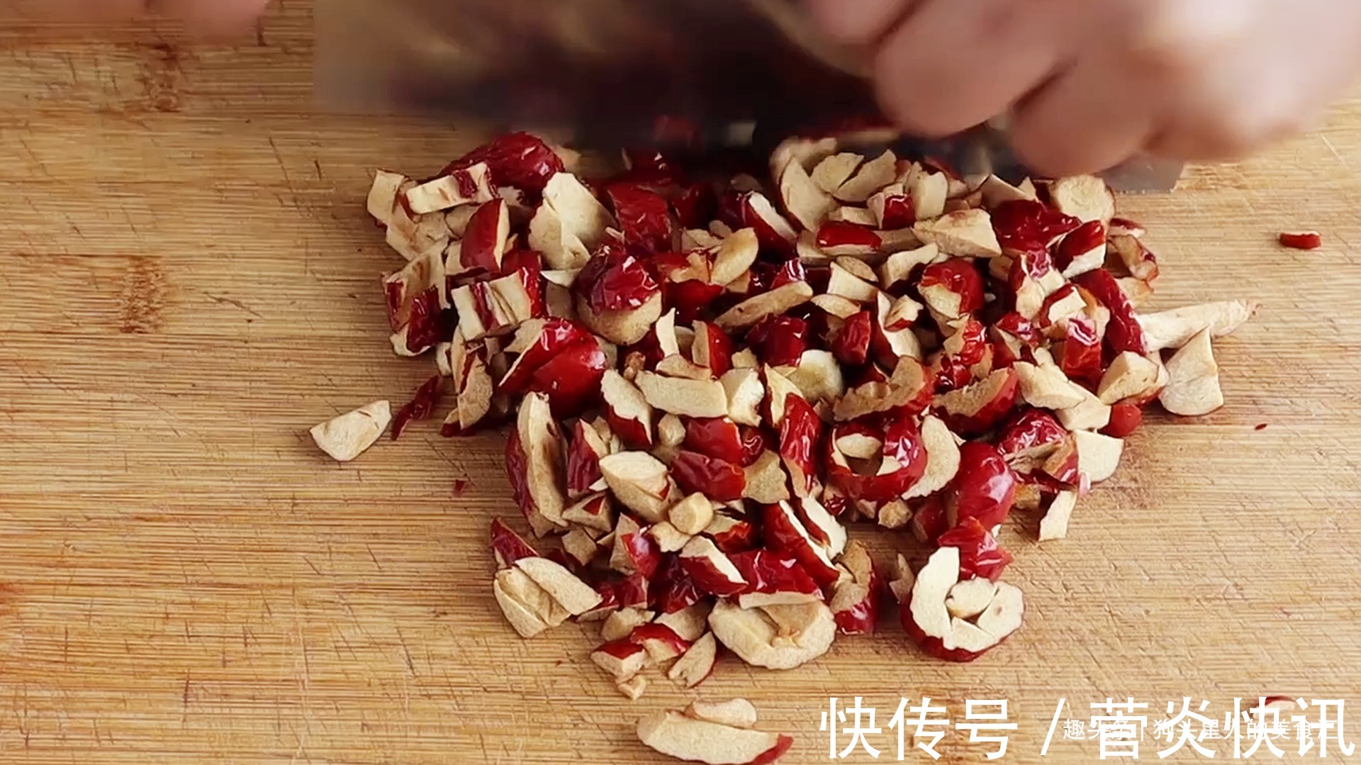 红糖馒头|红糖大枣馒头的正确做法,不用红糖水,个个都开花,香甜又暄软