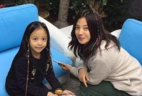 奶粉|章子怡和赵薇,一个“喂母乳”一个“喝奶粉”,两人差距明