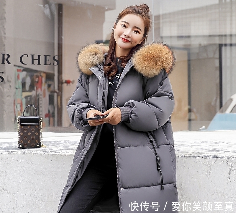 大毛领|建议大家:羽绒服别搭阔腿裤,太土!今冬流行这么穿,美嫩极
