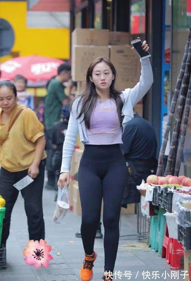 时尚 柳腰细腿的打底裤美女,搭配风格时尚一些,有点新奇