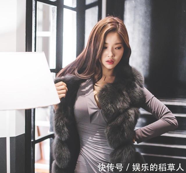 穿着|女孩青春有活力,穿着一条连衣裙,时尚又不失甜美