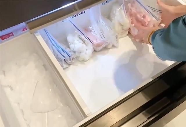 “强迫症”姑娘整理冰箱,食材严格收纳归类,网友:引起舒适