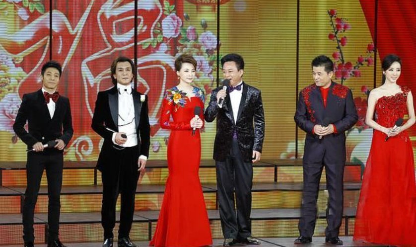 美女主持穿衣失误，少穿一件衣服，同台张国立硬是60分钟没转头！