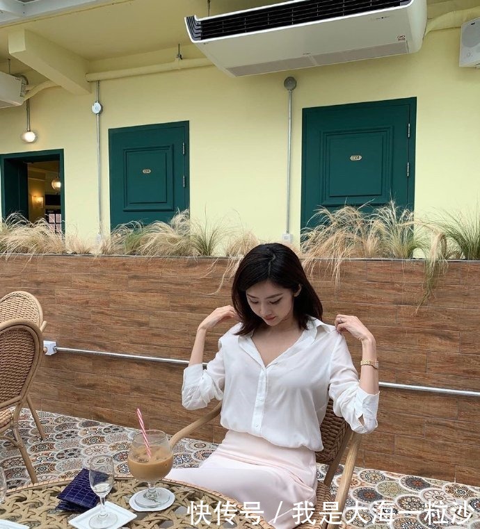 美女衣服虽然穿的简单，可是颜值跟身材不简单！