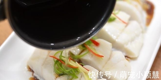 小葱|鱼腥“最”怕的不是葱和姜,而是它,只需加一点,鱼肉鲜嫩无腥味