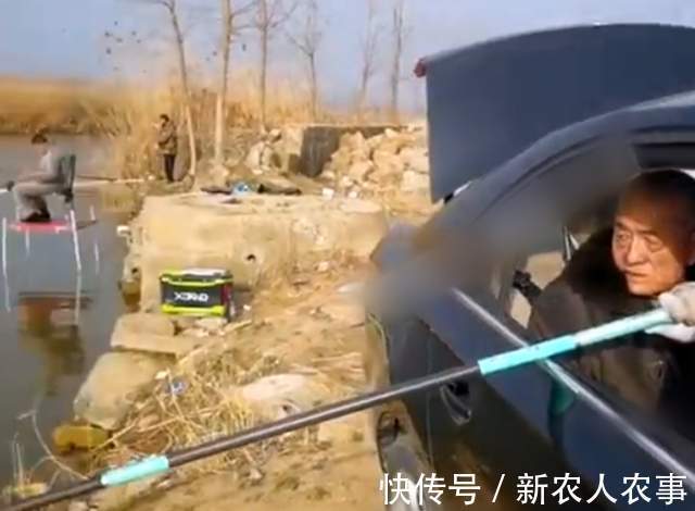 钓鱼届的扛把子,江苏男子带父亲硬核垂钓,网友:邓刚也要让三分