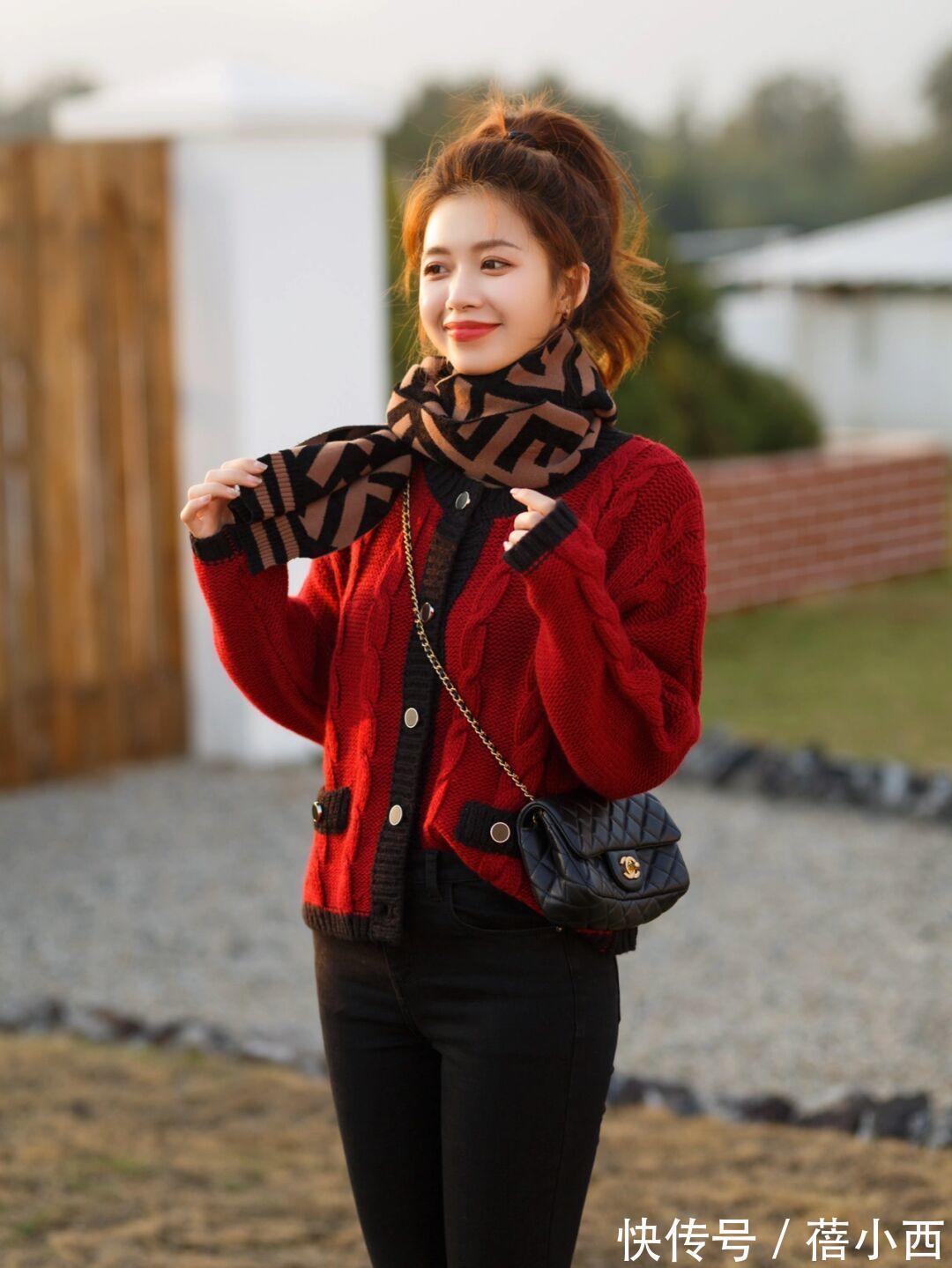 小蛮腰|今年还是穿“红色毛衣”最洋气,搭配牛仔裤、半身裙简约又显气质