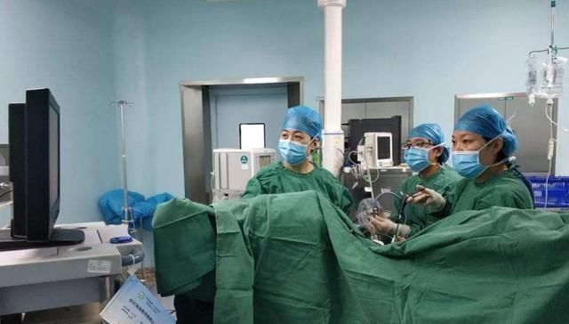 产妇|''那是在救你命'',27岁产妇遇上大出血,医生伸手找出血点反被骂