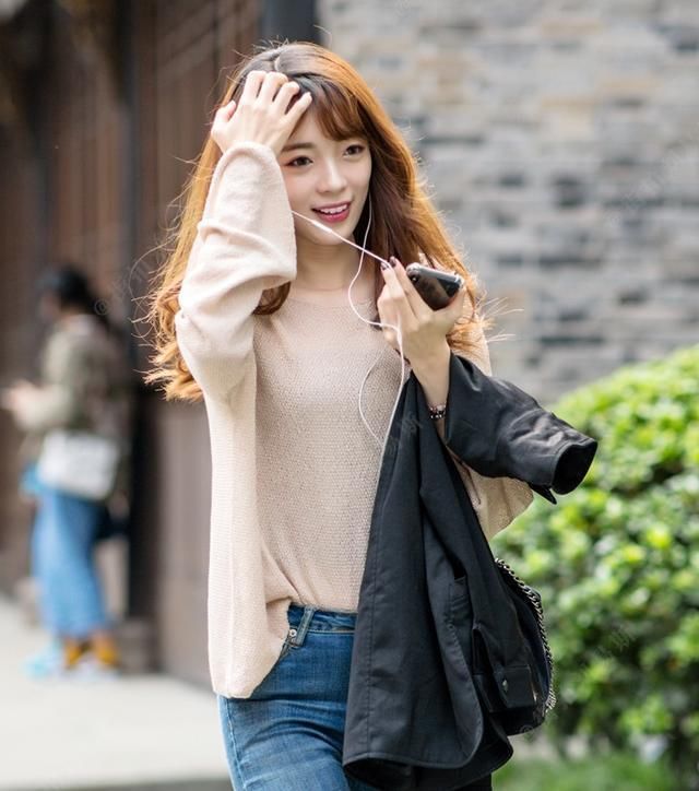 非常的显精神还更加的减龄，牛仔裤轻松的穿出时尚达人气质