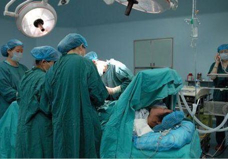 医生|胎儿突然没有动静,42岁妈妈紧急剖宫产,看到胎儿医生摇头