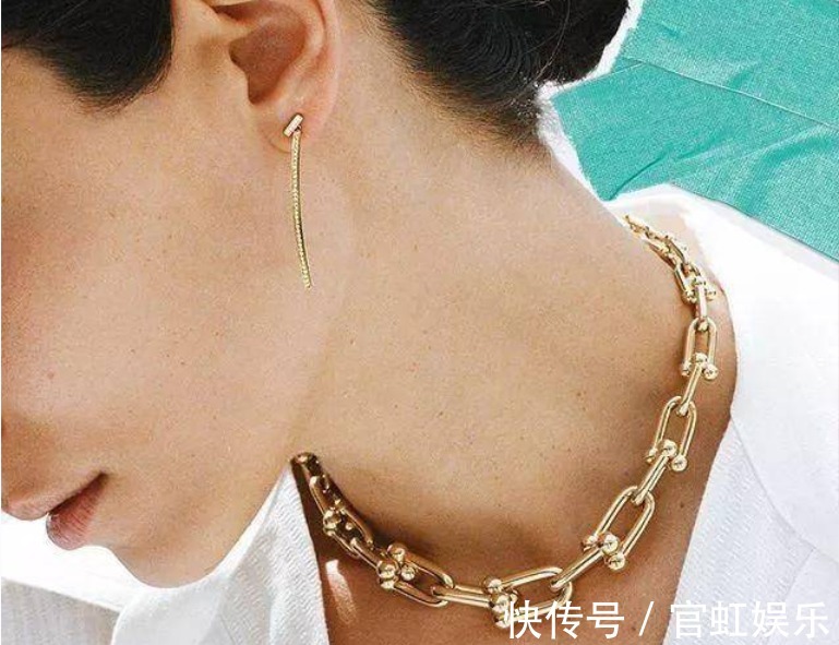 穿搭&女人戴“手镯”还是“手表”好看三个理由告诉你,戴错很尴尬!