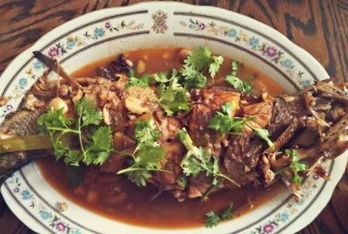 炖鱼时,别只会放料酒和醋,多加这1样,鱼肉鲜嫩香,还无腥味