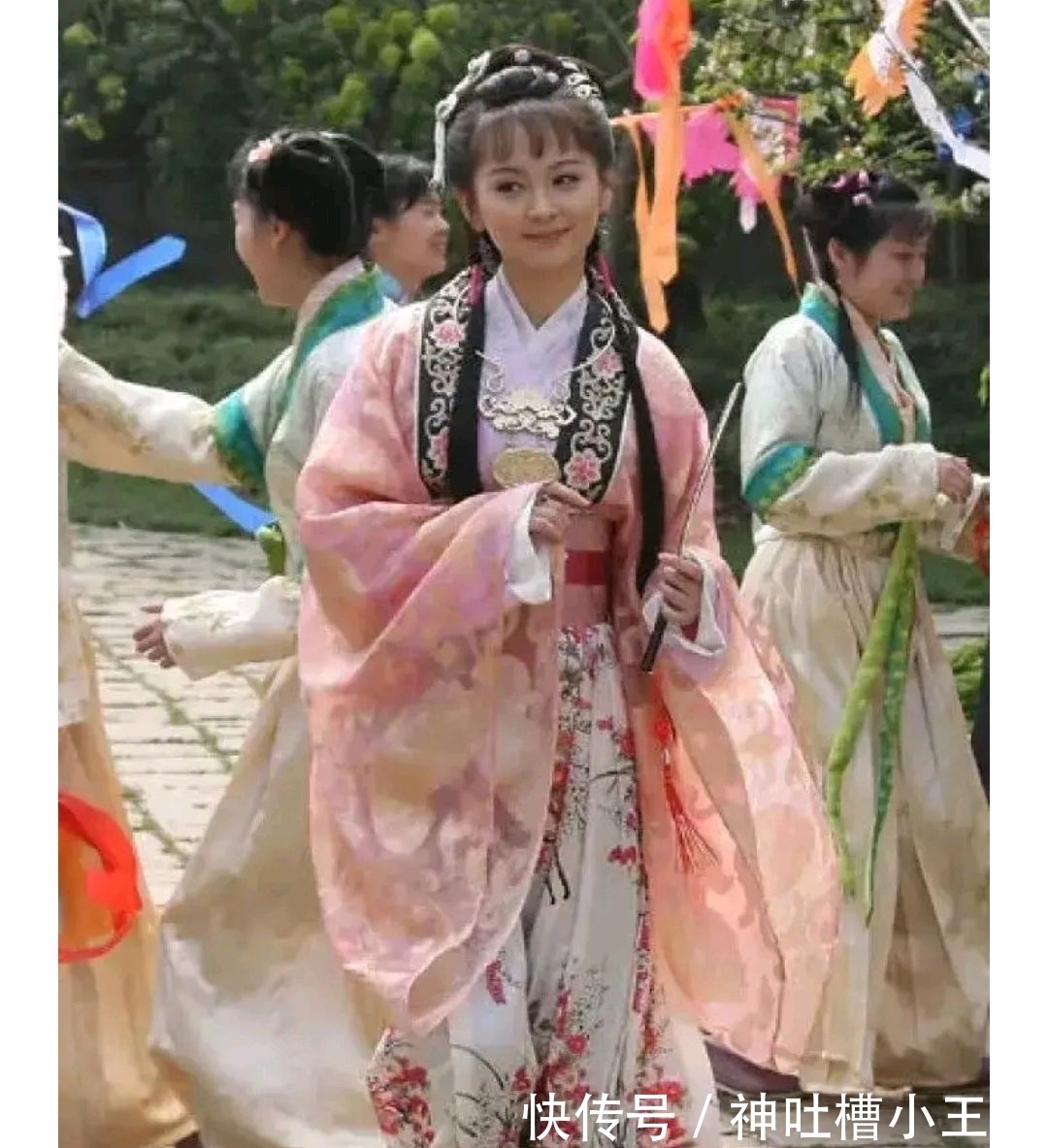 凤姐儿&贾母为薛宝钗过15岁生日,细节中,透露着二人冰冷的互不在意