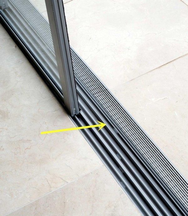 积水|物业不让封阳台，他把排水槽跟阳台门轨道合二为一，好看还不积水