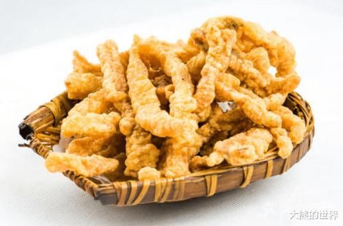 炸酥肉，这味料是关键，比例是2:1，酥香可口，放凉后不回软