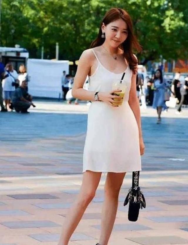 路人街拍，美女搭配绿色的连体裤简洁美观，穿起来超级有魅力