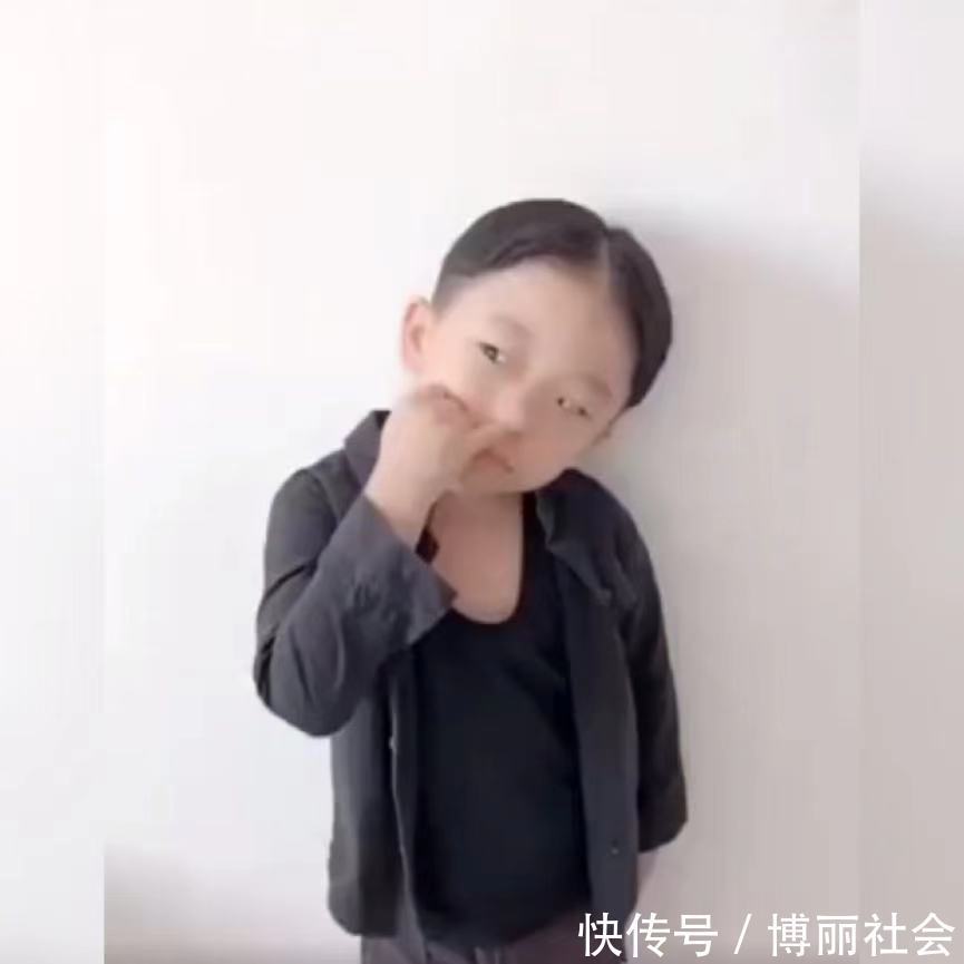 理发|小男孩梳中分发型，看起来像极了小大人，网友：能教我梳中分吗？