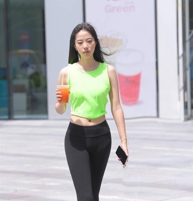 心机 姐姐穿的太“心机”，浅绿色的背心配上黑色的打底裤，显瘦而时尚