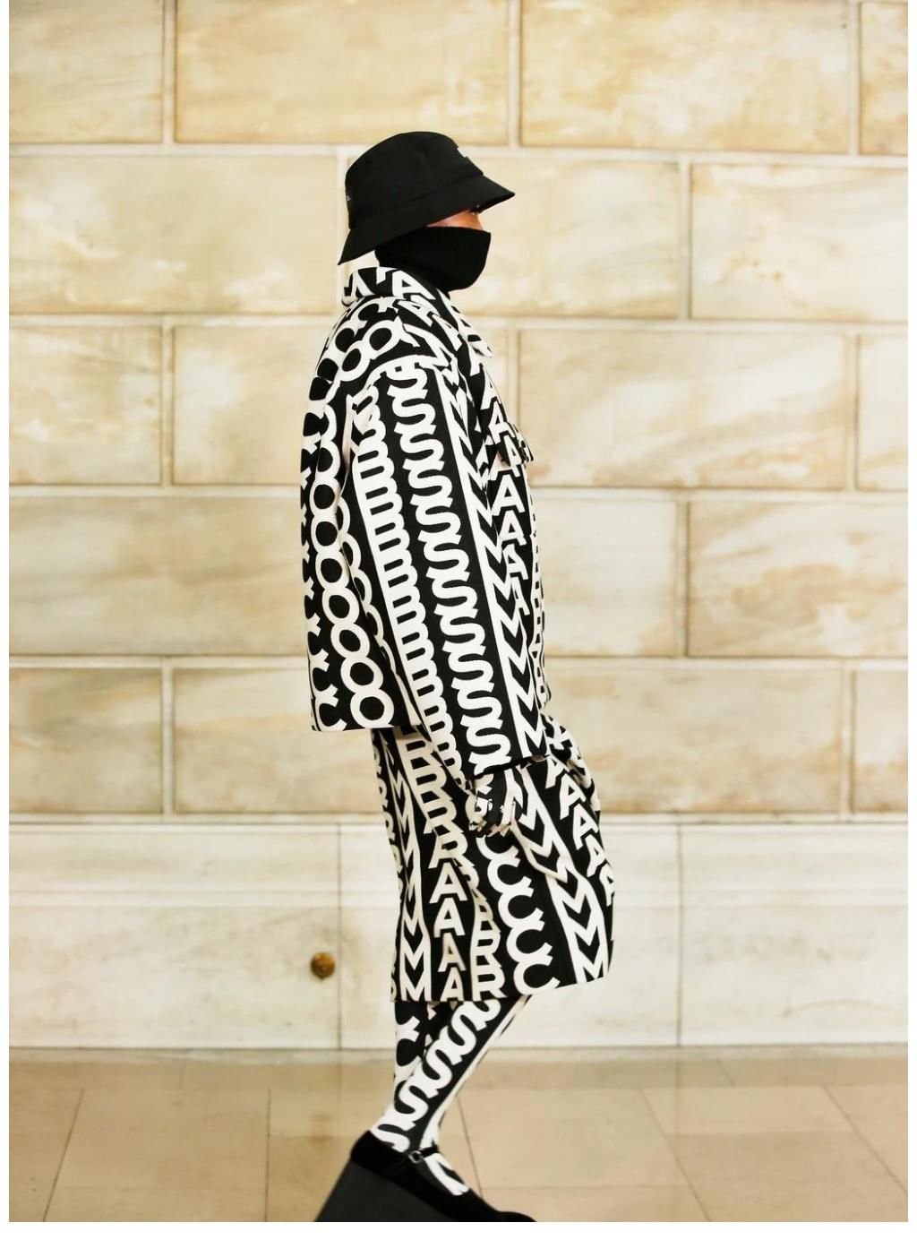 快节奏|快看！那个人好怪哦！没有啊，我觉得蛮有个性的啊！哈哈