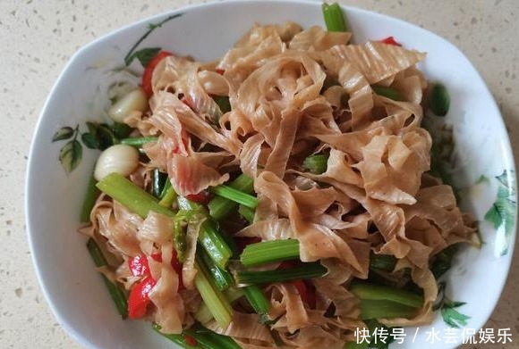  每周|用3样素菜一起炒，不放肉也很香，我家每周吃三次，次次光盘