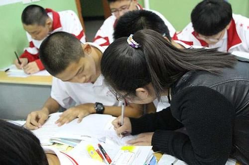 学习态度|依赖辅导的学生，考上高中后怎样了？老师道出实情，别再走弯路了